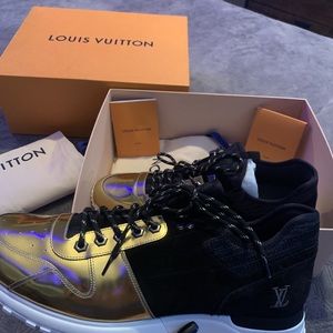 Louis Vuitton sneakers comes w dust bag and box
